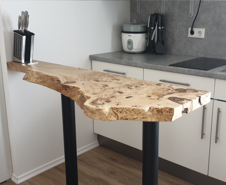 Theke aus Pappelholz mit Naturkante in der Küche | Massivholzplatten | Burger Holzzentrum