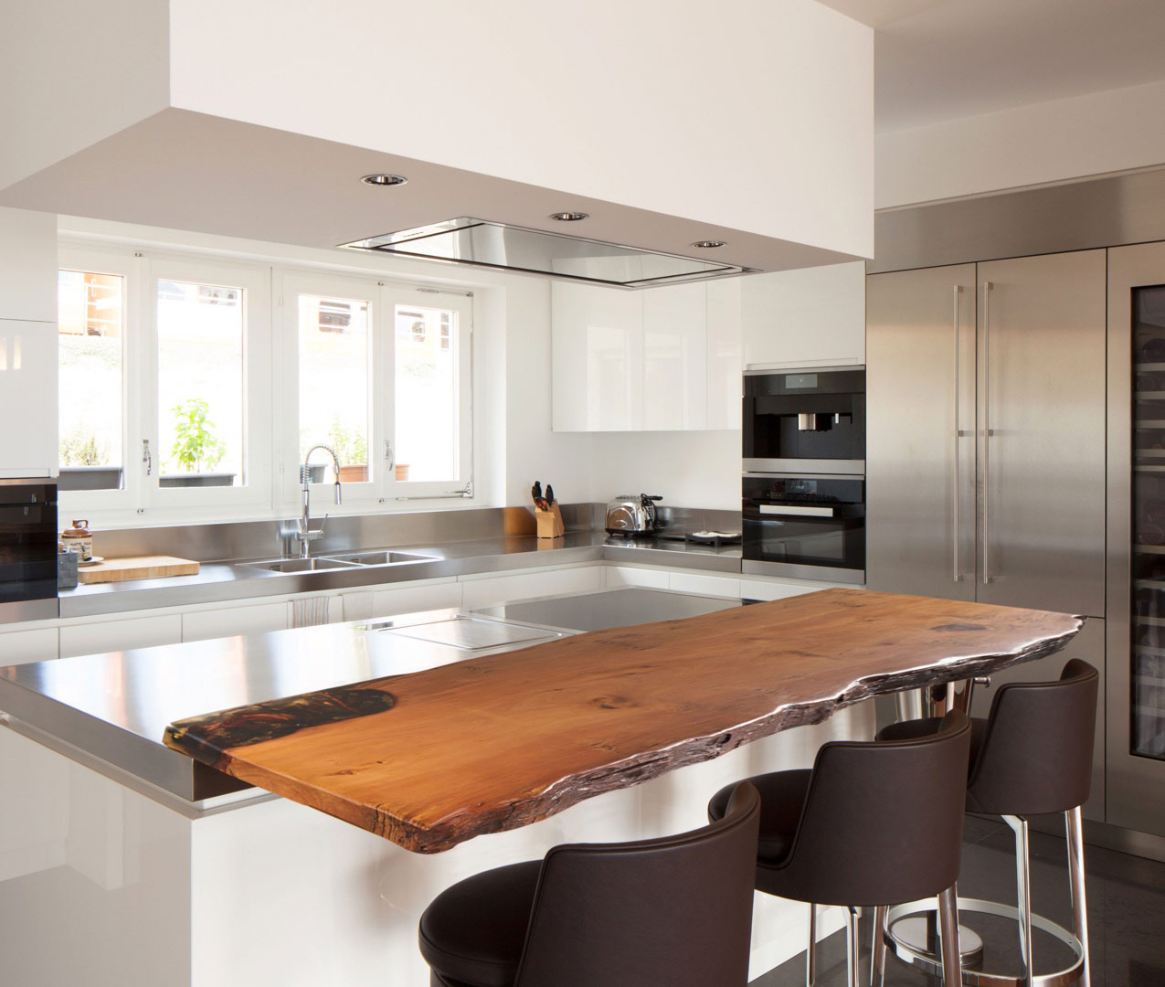 Arbeitsplatte mit Baumkante aus Kauri-Holz in moderner Küche | Massivholzplatten | Burger Holzzentrum