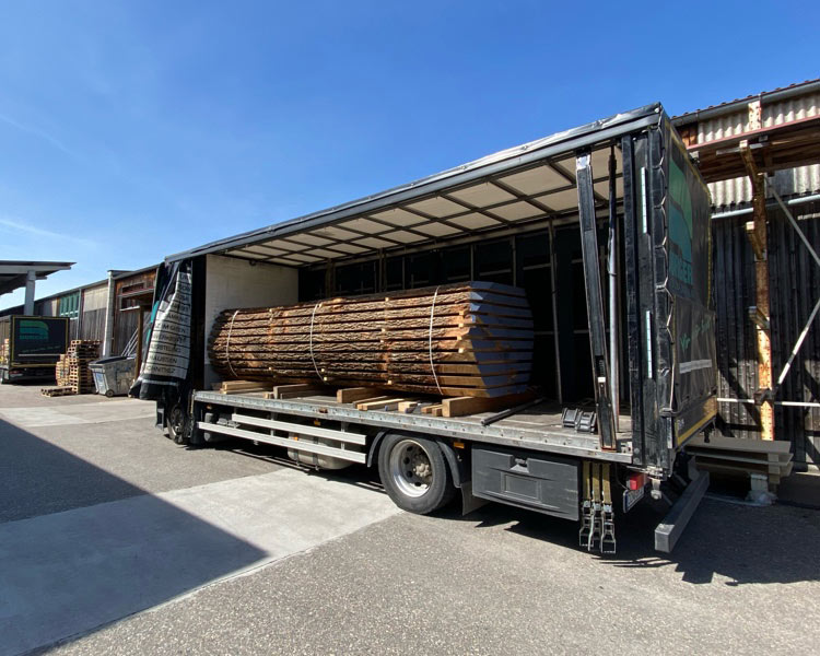 LKW beladen mit aufgeschnittenem Baumstamm | Massivholzplatten | Burger Holzzentrum