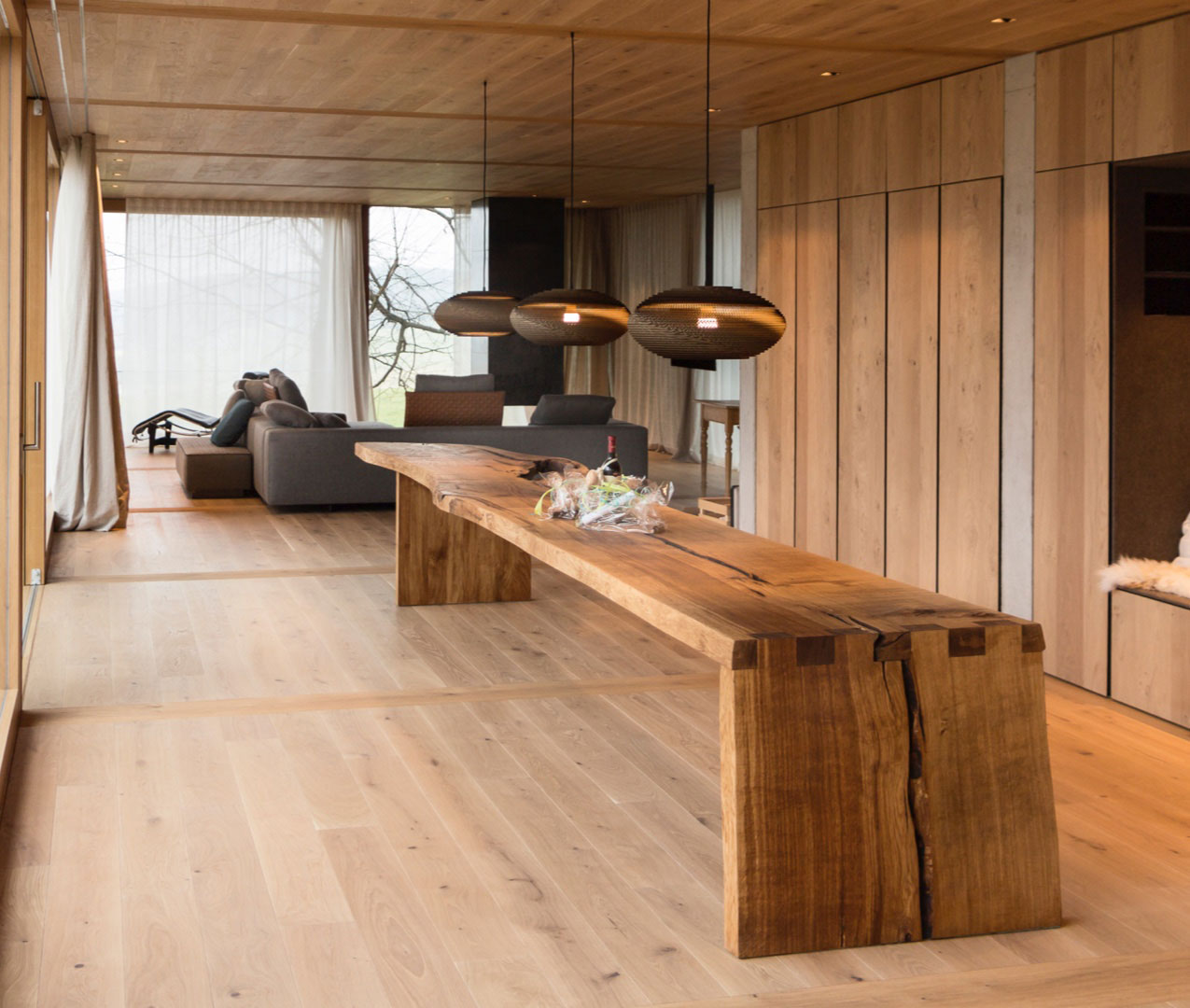 Großer Esstisch in moderner Villa | Massivholzplatten | Burger Holzzentrum